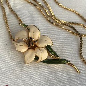 Vintage Gold Tone Enamel Lily Pendant Necklace!